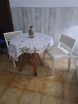 Mesa auxiliar redonda de ratán y madera