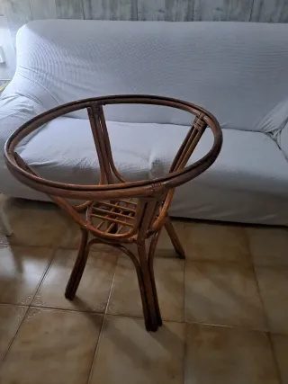 Mesa auxiliar redonda de ratán y madera