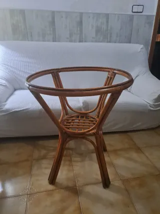 Mesa auxiliar redonda de ratán y madera