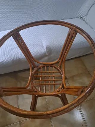Mesa auxiliar redonda de ratán y madera