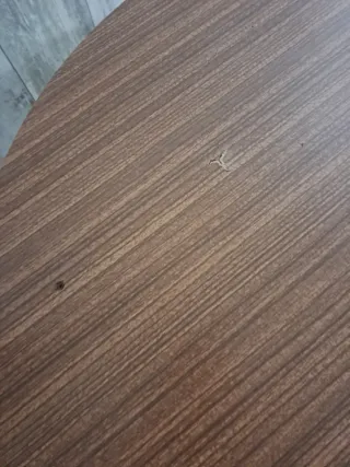 Mesa auxiliar redonda de ratán y madera