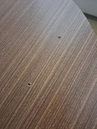 Mesa auxiliar redonda de ratán y madera