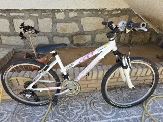 Bicicleta de montaña blanca