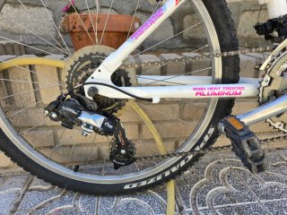 Bicicleta de montaña blanca
