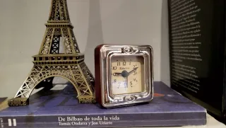 Despertador de plata estilo vintage