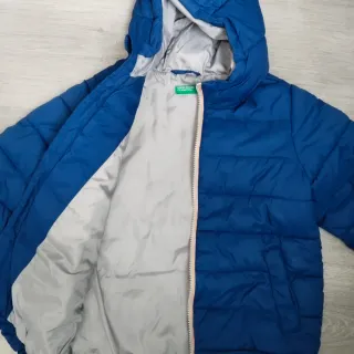 Chaqueta infantil azul con capucha