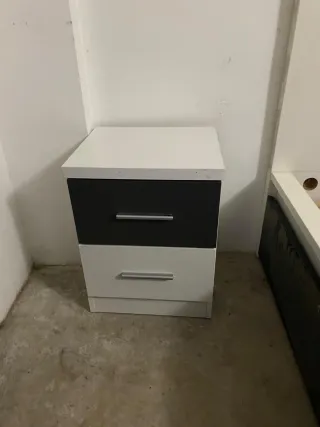 Cama 100x200 y dos mesitas de noche.