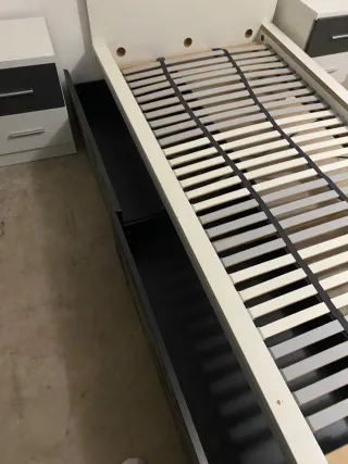 Cama 100x200 y dos mesitas de noche.