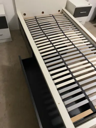 Cama 100x200 y dos mesitas de noche.