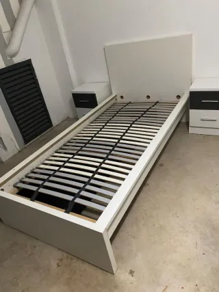 Cama 100x200 y dos mesitas de noche.