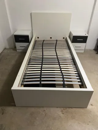 Cama 100x200 y dos mesitas de noche.