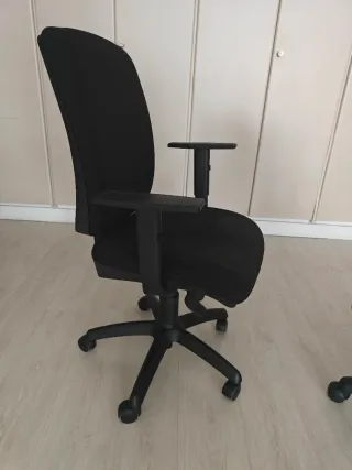 Silla de oficina negra