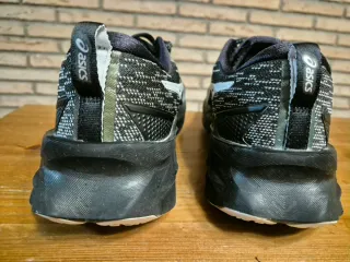 Zapatillas Asics Novablast 3 Hombre Negro/Blanco