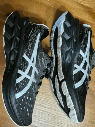 Zapatillas Asics Novablast 3 Hombre Negro/Blanco