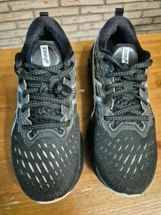 Zapatillas Asics Novablast 3 Hombre Negro/Blanco