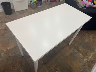 Mesa de escritorio blanca de madera