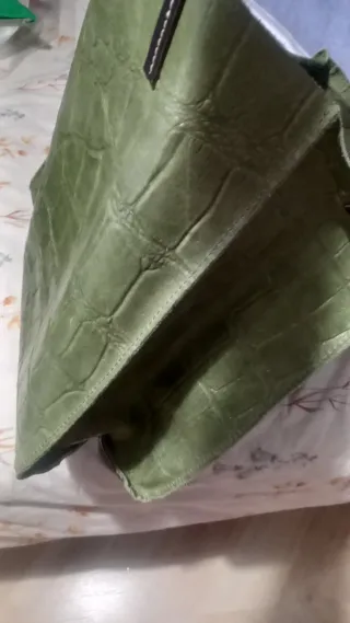 Bolso de piel verde y marrón