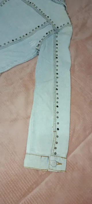 Chaqueta vaquera con tachuelas