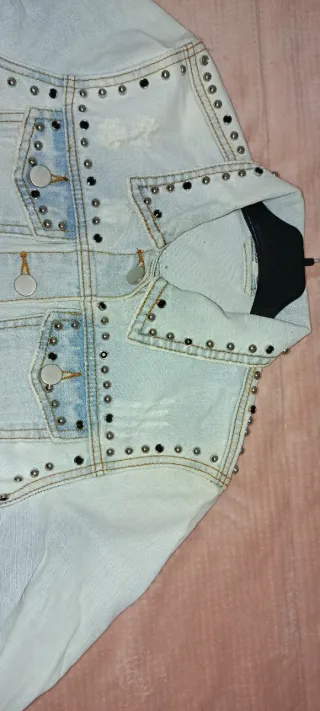 Chaqueta vaquera con tachuelas