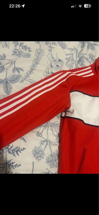 Chaqueta Adidas Roja con Rayas Blancas