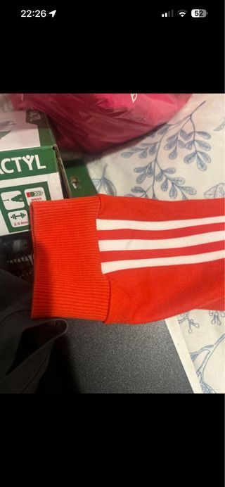 Chaqueta Adidas Roja con Rayas Blancas