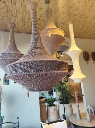 Lámpara colgante tejida beige y blanca