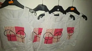 Restos de tienda.......Vestido rojo con plumas