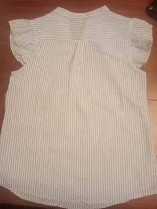 Blusa de rayas azul y blancas