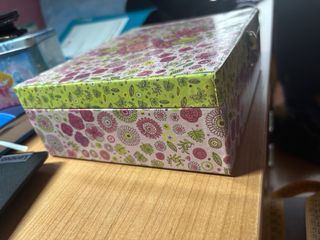 Caja decorada mariposa y flores.