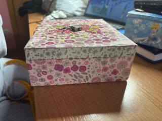 Caja decorada mariposa y flores.