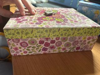 Caja decorada mariposa y flores.