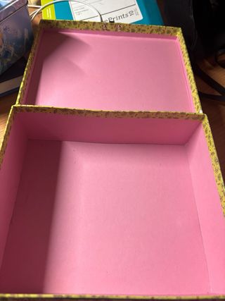 Caja decorada mariposa y flores.