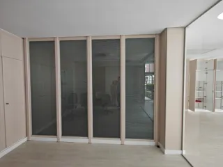 Mampara de madera y vidrio