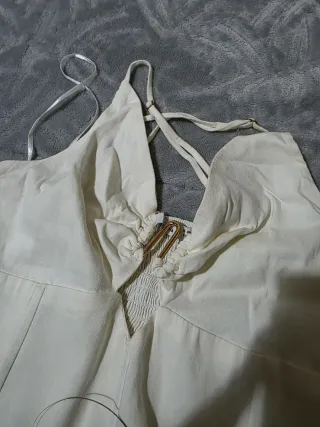 Top branco com detalhe dourado