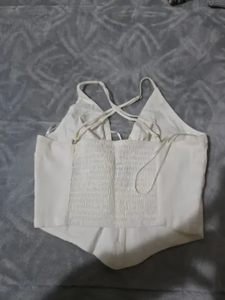 Top branco com detalhe dourado