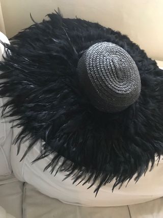 Sombrero de fiesta con plumas negras