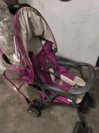 Passeggino viola con copripioggia