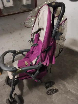 Passeggino viola con copripioggia