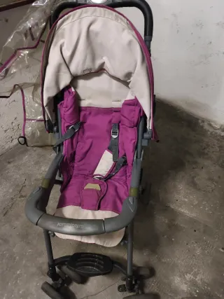 Passeggino viola con copripioggia