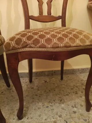 Juego de 5 sillas de madera tapizadas.