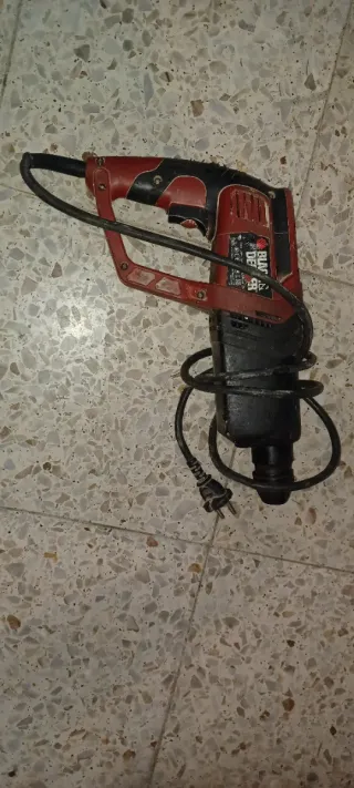 Taladro percutor y demoledor Black+Decker