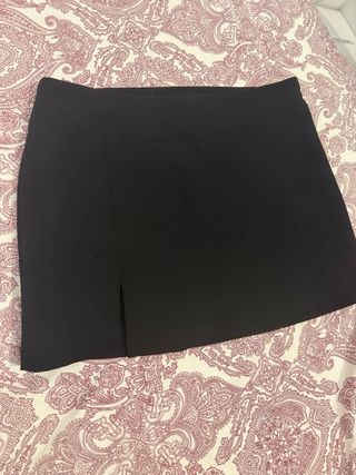 Falda Bershka negra con abertura