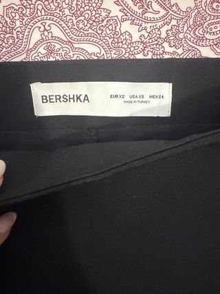 Falda Bershka negra con abertura