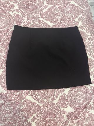 Falda Bershka negra con abertura