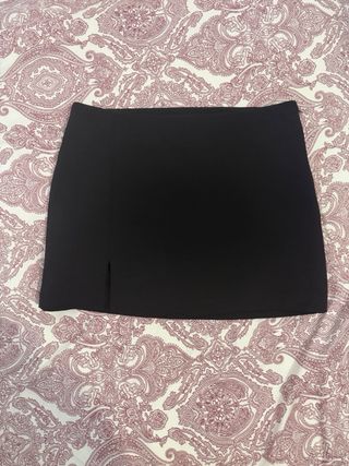 Falda Bershka negra con abertura