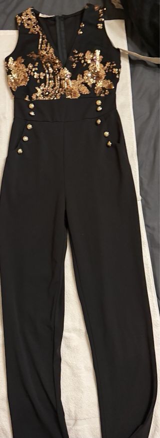 Mono negro con lentejuelas doradas