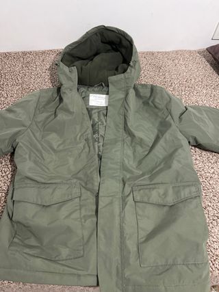 Chaqueta verde oliva con capucha