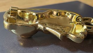 Broche Oso Dorado con Gabardina