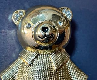 Broche Oso Dorado con Gabardina