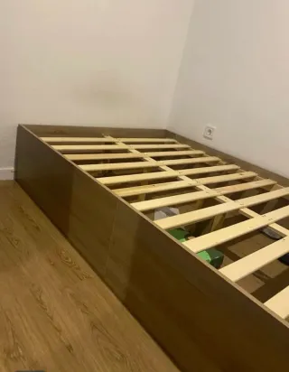 Cama de madera marrón
